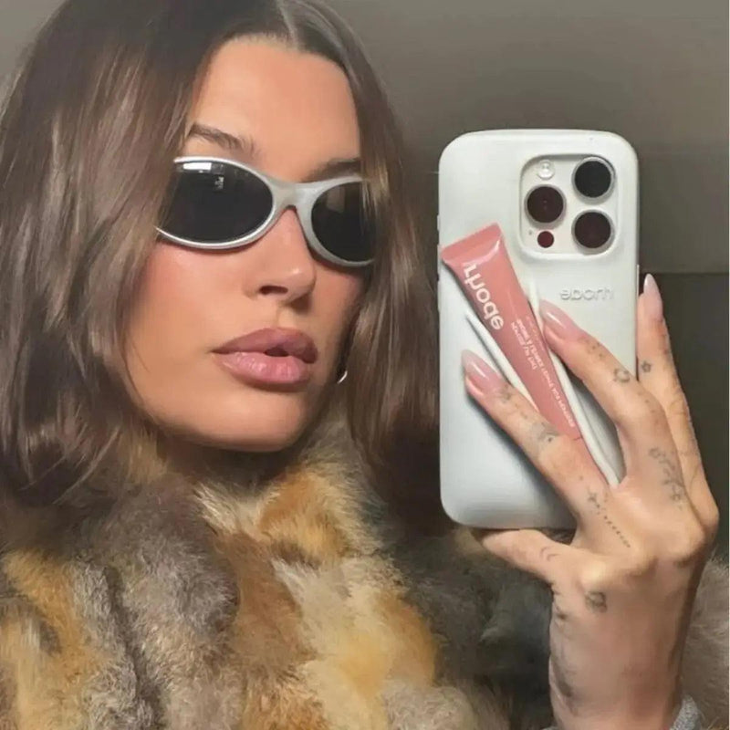 Capinha iPhone com Porta Gloss - Modelo Hailey Bieber - Excelentes Produtos